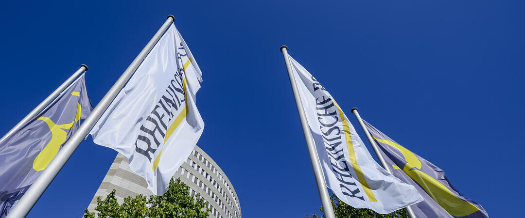 Das Verlagshochhaus der Rheinische Post Mediengruppe inkl. Flaggen